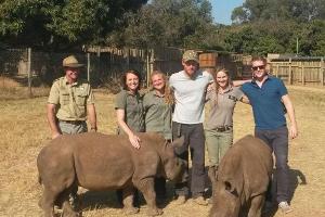 "Einfühlsamer Prinz": Harry posiert mit Nashorn-Babys