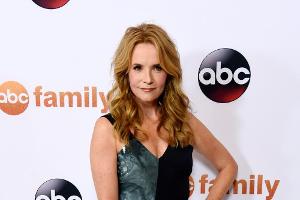 Lea Thompson kommt im DeLorean ins Baseballstadion