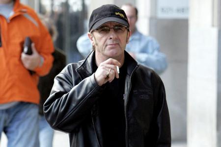 Phil Rudd muss sich an strenge Auflagen halten, um wieder auf die Bühne zu dürfen Phil Rudd muss sich an strenge Auflagen halten, um wieder auf die Bühne zu dürfen