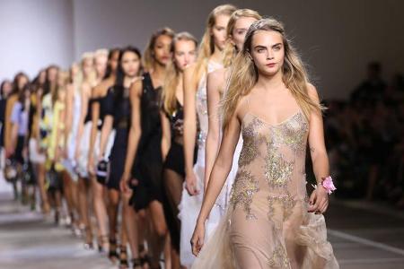 ...nämlich auf der London Fashion Week schon für Topshop Unique als Model Nr. 1 über den Catwalk.