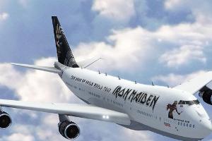 Bruce Dickinson fliegt Iron Maiden auf Tour