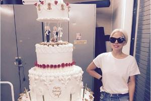 Lady Gaga wirkt neben der fünfstöckigen Torte klein und schmächtig