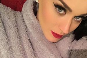 Katy Perry ist eine Bademantel-Liebhaberin