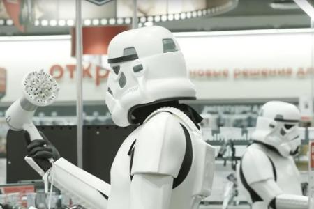 Auch als Angestellter des Imperiums muss man hin und wieder shoppen gehen Auch als Angestellter des Imperiums muss man hin und wieder shoppen gehen