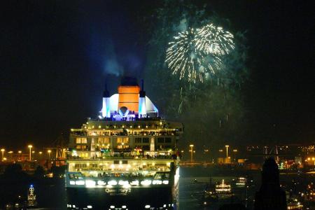 Hamburg, meine Perle - das Hafenbecken wird ab Mitternacht zum Lichtermeer.