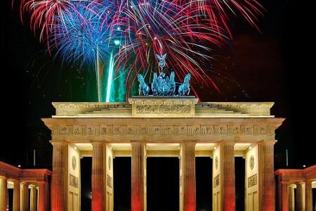 Das bekannteste Silvester-Feuerwerk Deutschlands über dem Brandenburger Tor in Berlin.