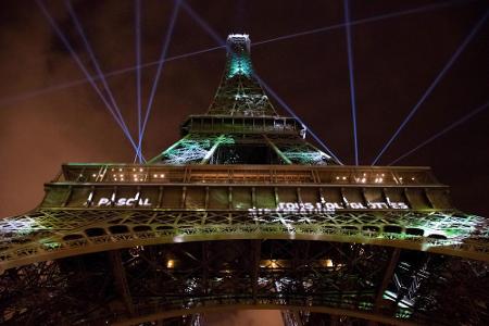 Am Eiffelturm können sich die Besucher an einem besonderen Lichter-Spektakel erfreuen.