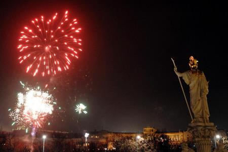 Das Himmels-Spektakel lässt sich auch die Statue der Pallas Athene vor dem Parlament nicht entgehen.