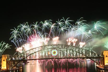 Die Sydney Harbour Bridge ist vor lauter Feuerwerk kaum zu erkennen.