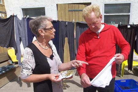 Schlüpfriges Geschenk: Beate überrascht Gregor zum Abschied mit einer Unterhose