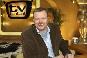 Stefan Raab an seinem berühmten "TV total"-Schreibtisch