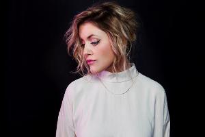 Neele Ternes: Die Stimme hinter dem emotionalen Edeka-Song