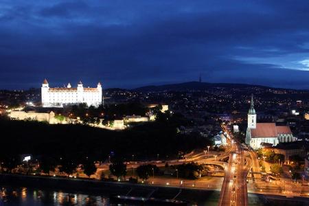 Die Burg Bratislava ist bei Nacht ein echter Hingucker