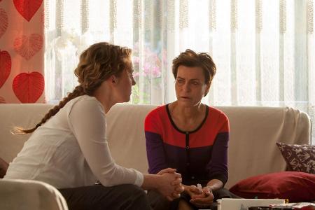 Kriminalhauptkommissarin Olga Lenski (Maria Simon, l.) muss feststellen, dass die Mutter des Opfers, Marta Nowak (Danuta Ste...