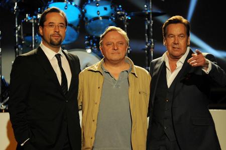 Die Schauspieler Jan Josef Liefers und Axel Prahl und der Sänger Roland Kaiser (v.l.) posieren bei den Dreharbeiten für den ...