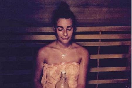 Schauspielerin Lea Michele schwitzt gerne in der Sauna