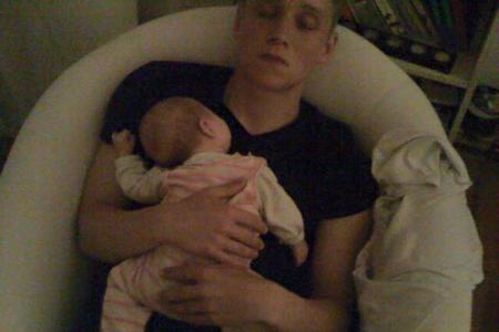 Matthias Schweighöfer (34) schläft gerne mit Baby auf dem Bauch. Seine beiden Kinder heißen Greta und Valentin.