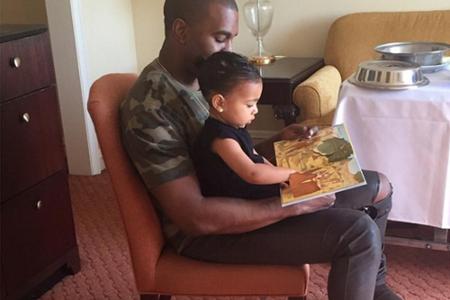 In Zukunft wird sich North West den Schoß von Papa Kanye mit ihrem Brüderchen Saint teilen müssen, der Kleine kam am 5. Deze...