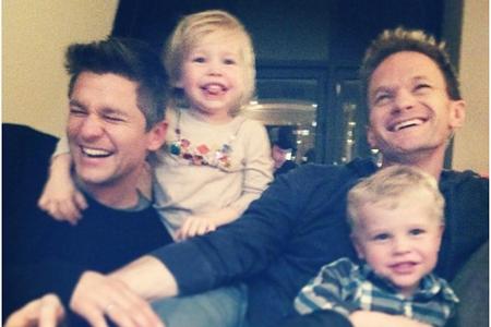 Eine Familie fast wie aus dem Bilderbuch: Neil Patrick Harris (42) kuschelt auf der Couch mit seinem Ehemann David Burtka (4...