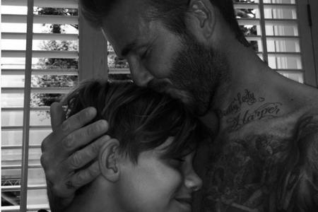 Auch große Kindern kuscheln gerne: David Beckham (40) drückt seinem Sohn Romeo (13) einen Kuss auf die Stirn.
