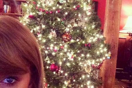 Im vergangenen Jahr schmückte Taylor Swift ihren Weihnachtsbaum in klassischem Rot. Wie er wohl in diesem Jahr aussehen wird?