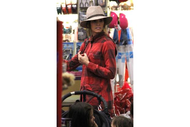 ...Jordana Brewster schien hingegen ziemlich genau zu wissen, wo sie die besten Geschenke finden kann. Am Donnerstag wurde d...