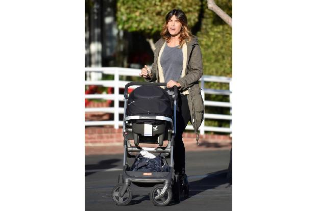 ...Kind und Kegel ging auch Elisabetta Canalis dieser Tage zum Weihnachtsshopping. Erst am Mittwoch suchte sie gemeinsam mit...