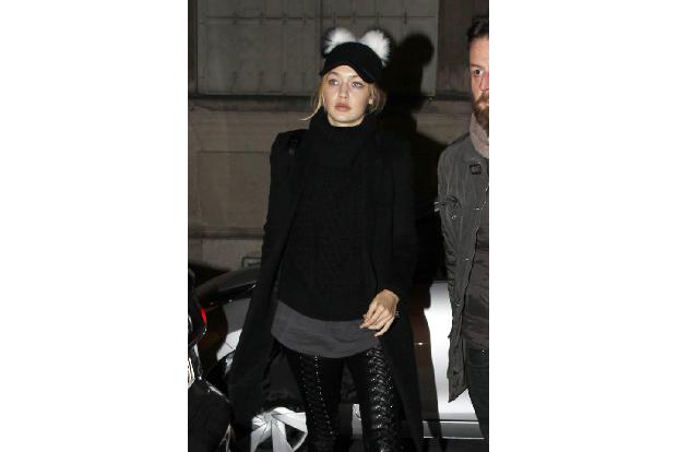 ...weiß auch Gigi Hadid. Die begehrte Laufsteg-Schönheit schlenderte am Mittwoch durch die Straßen von Paris und hatte dabei...