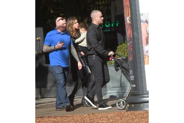 ...Robbie Williams gleich seine ganze Familie beim Shoppen im Schlepptau hatte. Wir wüssten ja nur zu gern, was bei den Prom...