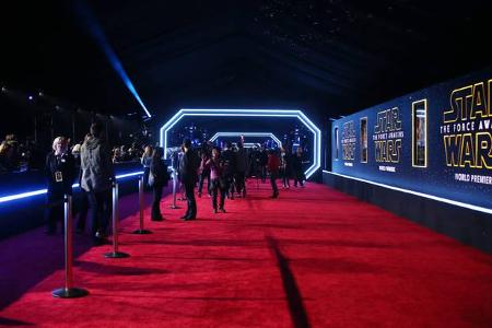 ...bei der Premiere ordentlich auf: Der rote Teppich war sage und schreibe 600 Meter lang - das gibt es nicht einmal bei der...