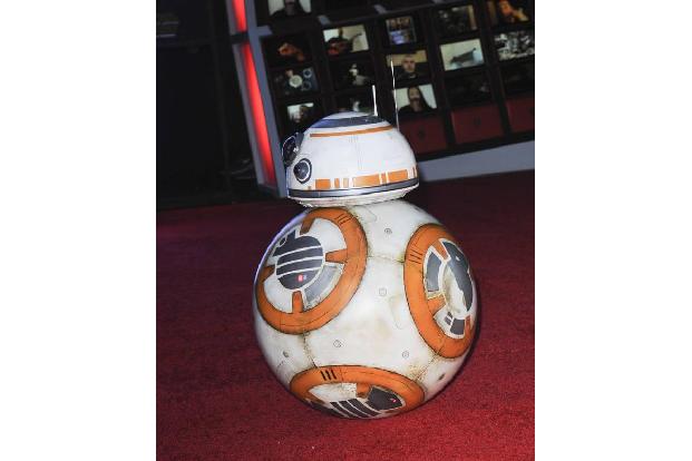 ...wird es auch neue Roboter geben. Und so viel sei bereits verraten: Der kugelrunde BB-8 hat echtes Kultpotenzial. Wie wohl...