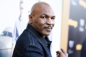 Mike Tyson: Vom Hoverboard auf die Bretter geschickt