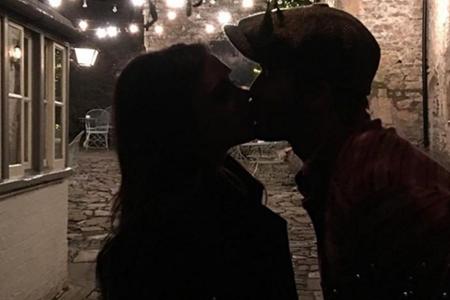 David und Victoria Beckham tauschen Weihnachtsküsse aus David und Victoria Beckham tauschen Weihnachtsküsse aus