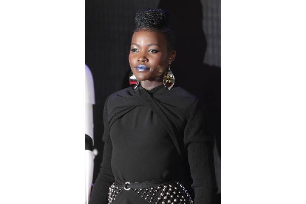 ...Oscar-Preisträgerin Lupita Nyong'o spielt im Film mit und präsentierte sich auf der Europapremiere mit futuristischem, bl...