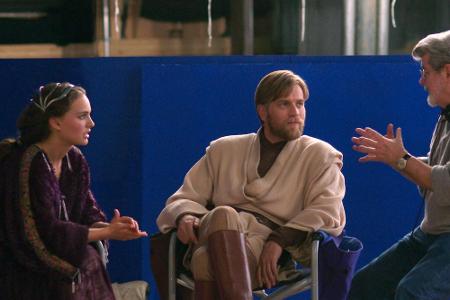 Regisseur George Lucas (r.) während einer Drehpause im Gespräch mit Ewan McGregor und Natalie Portman