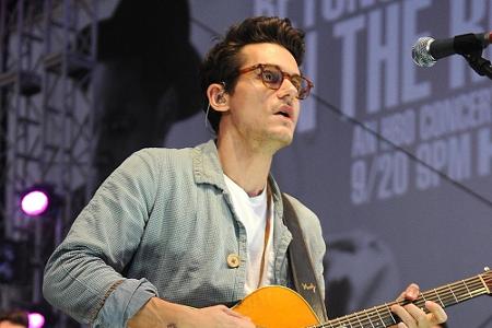 Wenn John Mayer die Bühne betritt, gibt er nicht nur musikalisch eine gute Figur ab, sondern auch modisch gesehen. Als Acces...