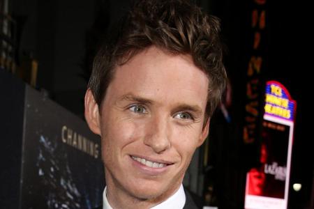 Eddie Redmayne geht oft in eleganten Anzügen aus dem Haus, und scheint damit alles richtig zu machen. Inwiefern er sich in d...