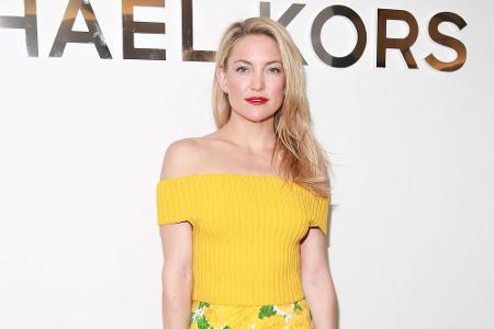 Fünf Promi-Damen zeigen, wie ein sexy Sommerlook mit den richtigen Kleidungsstücken auch abseits von Basic-Teilen funktionie... Fünf Promi-Damen zeigen, wie ein sexy Sommerlook mit den richtigen Kleidungsstücken auch abseits von Basic-Teilen funktionie...