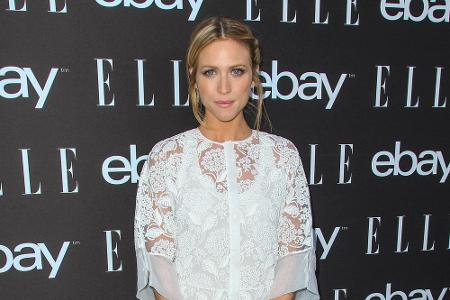 Kleider aus weißer Spitze kommen nie aus der Mode: Brittany Snow (29) wählt für ihren Besuch eines Fashion-Events ein kniela...