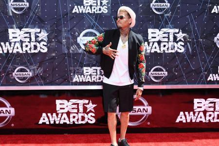 Dieser Hut, diese Shorts: Das Styling von Chris Brown erinnerte verdächtig an den Look von Pharrell Williams. Vielleicht ste...