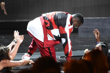 Rapper P. Diddy geschah ausgerechnet bei seiner Bad-Boy-Allstars-Show ein kleines Missgeschick: Er plumpste in ein Loch auf ...