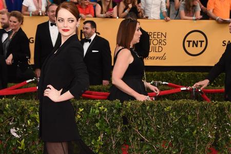 Doch auch Schwarz aus dem Hause Dior steht der rotblonden Schauspielerin ungemein: Diese Robe trug Emma Stone bei den Annual...