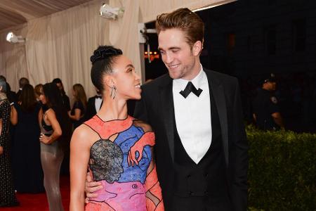 Doch nicht nur Frauen lieben Dior: An der Seite von Freundin FKA Twigs (27, nicht in Dior) erschien der Schauspieler Robert ...