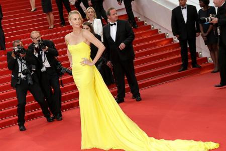 Schauspielerin Charlize Theron (39) entschied sich in Cannes für ein aufregendes Dior-Abendkleid in leuchtendem Gelb und war...