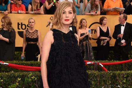 Rosamund Pike (36) besuchte die 21. Annual Sag Awards im Januar 2015 in einer schwarzen Robe aus den Händen von Dior-Chefdes...