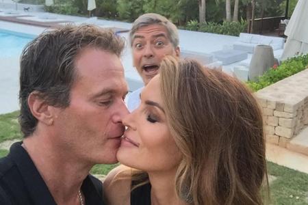 Wie romantisch: Palmen, Sonnenuntergang und - George Clooney? Der Hollywood-Star hat sich einfach ins Kuss-Foto seiner Freun... Wie romantisch: Palmen, Sonnenuntergang und - George Clooney? Der Hollywood-Star hat sich einfach ins Kuss-Foto seiner Freun...