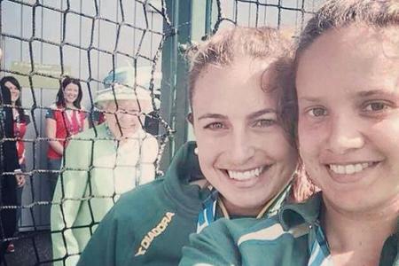 Die Königin aller Fotobomben: Queen Elizabeth II. (89) grinste sich eins, als sie sich bei den Commonwealth Games 2014 in da...