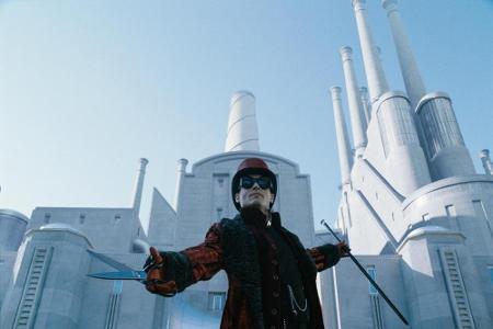 Vielleicht ist Depp auch nur so häufig in surrealen Rollen zu sehen, weil er gern mit Tim Burton zusammenarbeitet. 2005 mach...