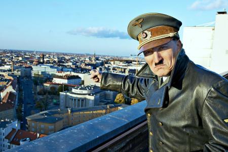 Knapp 70 Jahre nach seinem unrühmlichen Abgang erwacht Adolf Hitler im Berlin der Gegenwart. Ohne Krieg, ohne Partei, ohne E...