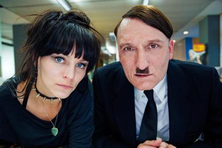Seine Sekretärin Krömeier (Franziska Wulf) und 